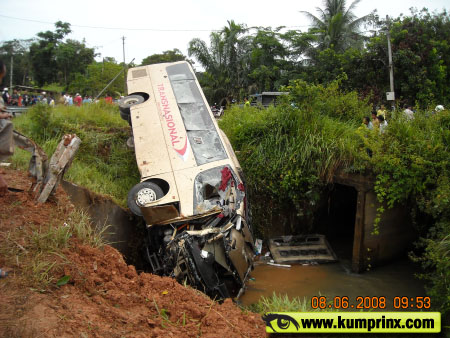 Gambar-Gambar Kemalangan Ngeri Bas Ekspres